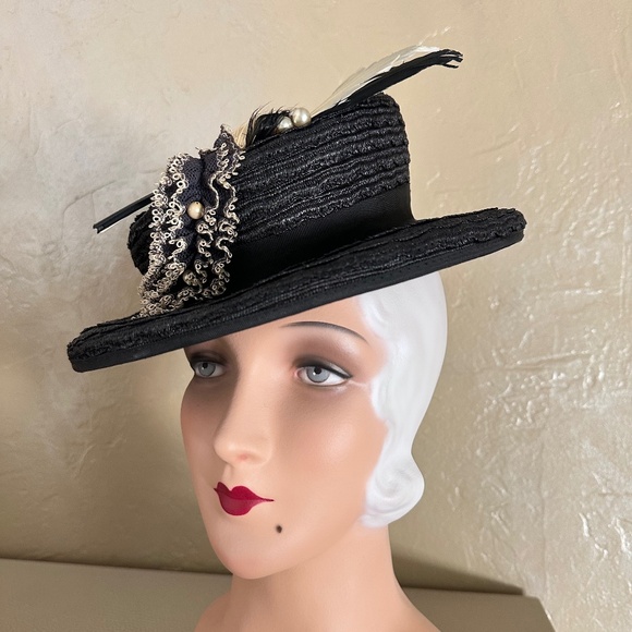 EXCEPTIONAL 1940s\' BLACK STRAW FEDORA WITH IVORY EDGED TRIM & FEATHERS main image 6